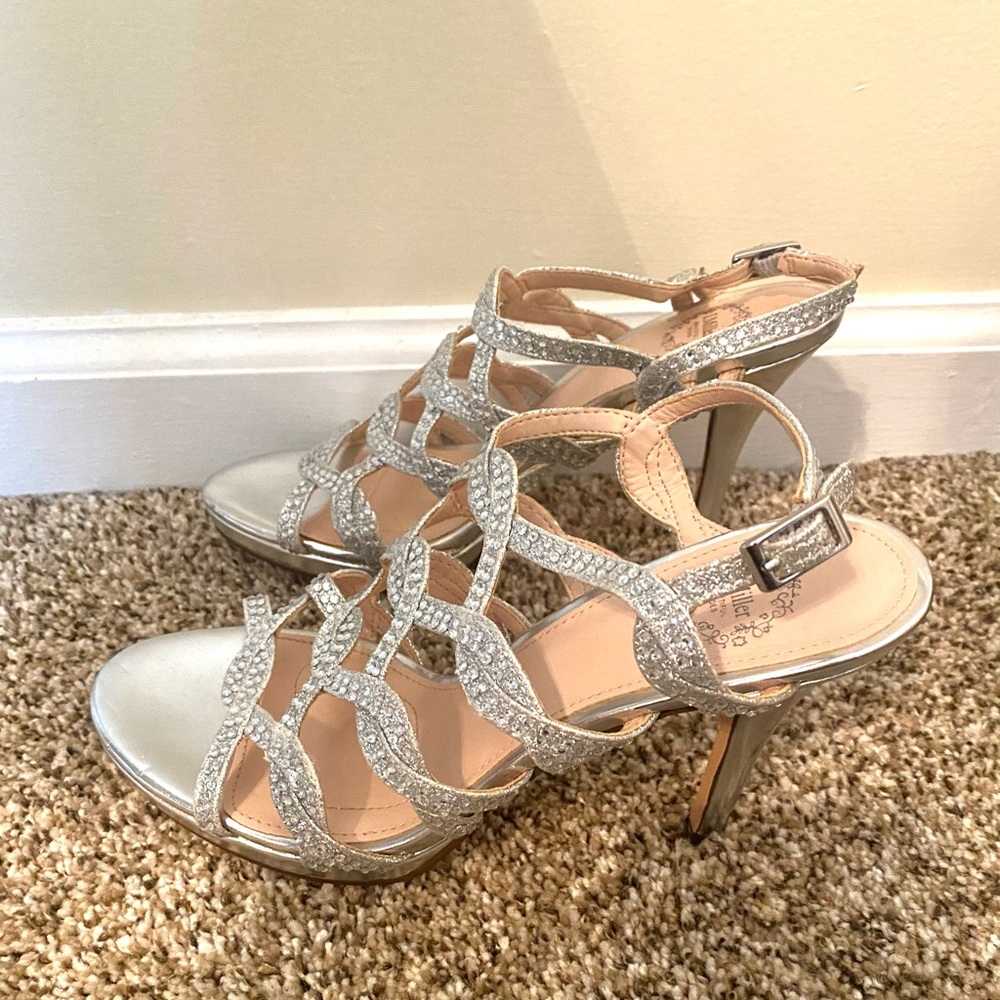 Silver Heels - Picture 2 of 4